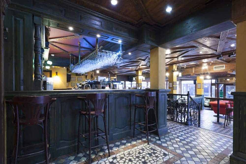  Este es el interior de un pub irlandés.